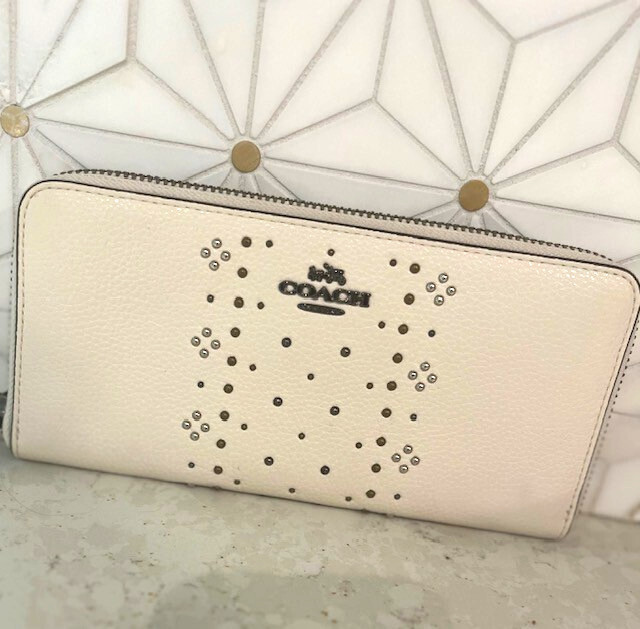 COACH WHITE GUNMETAL LEATHER BANDANA RIVETS MARKET TOTE BAG WITH MATCHING WALLET image 3
