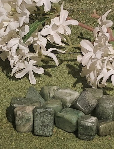 Pietra preziosa intagliata granato verde (A1) - Foto 1 di 3