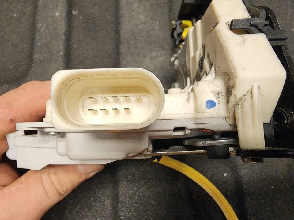 Audi A6 2010 conductor trasero lado izquierdo cerradura puerta pestillo actuador fabricante original 4F0839015 Foto 4 de 4