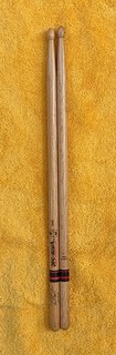 Bacchette batteria Neil Peart ProMark nuova generazione 747 Giappone 1x righe nere/rosse rovere
