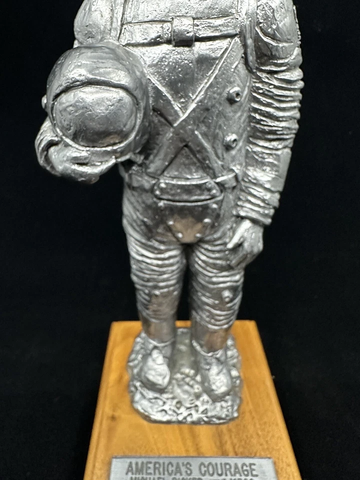 Оловянная скульптура астронавта статуэтка Майкла Рикера «Мужество Америки» No378/1500 - Изображение 3 из 4