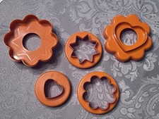 Vintage Tupperware Pomarańczowe noże do ciasteczek zagnieżdżania Zestaw 5 gwiazdek Serca Kwiaty