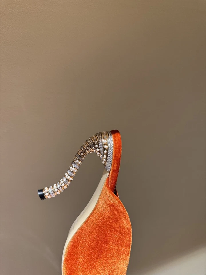 Hermosas zapatillas de tacón alto puntiagudas de metal de forma especial de Elsa Schiaparelli Foto 4 de 4