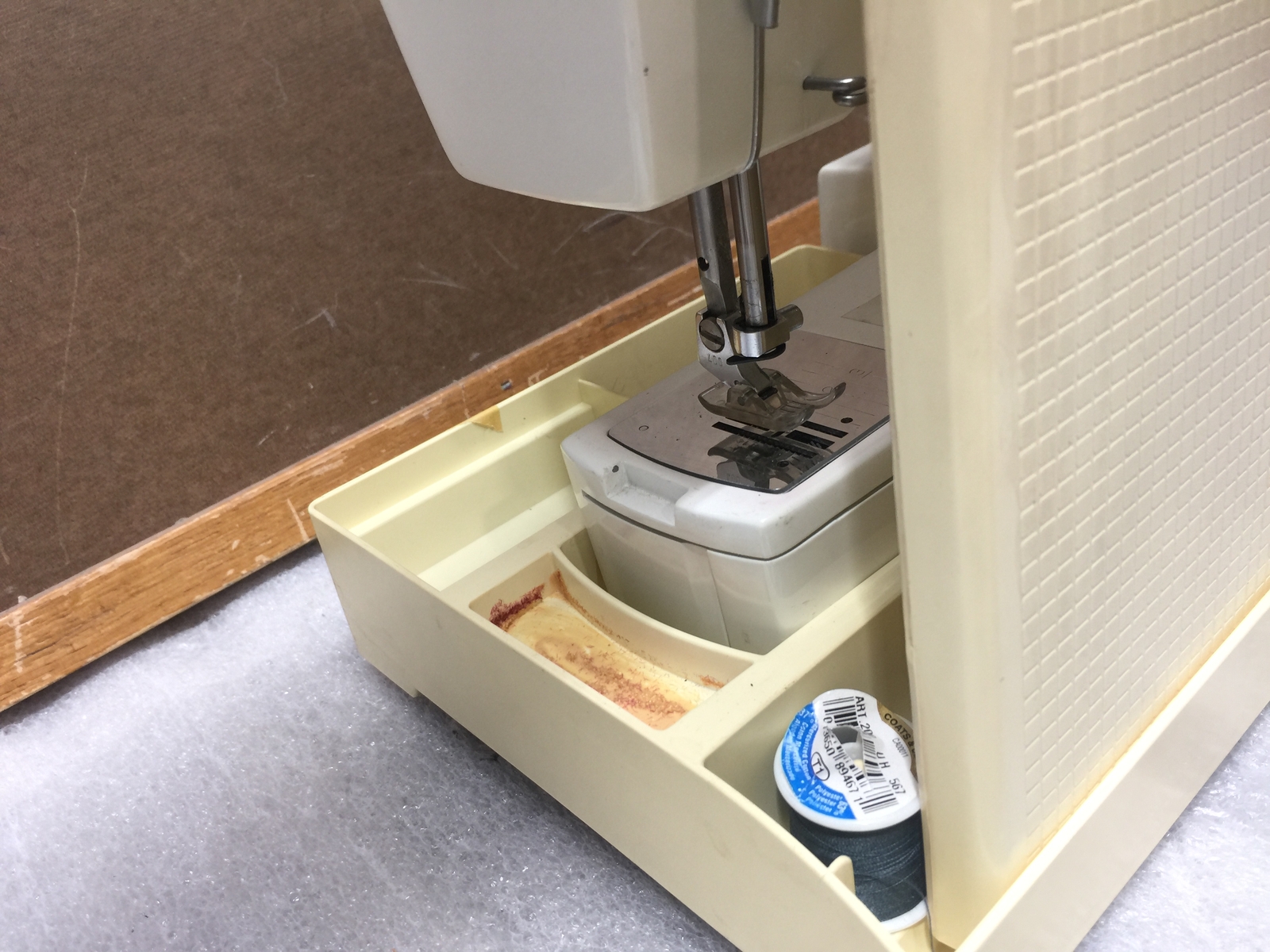 VINTAGE HUSQVARNA VIKING 6370 SEWING MACHINE WITH HARD CASING AND