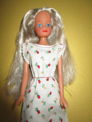 B1735)  SÜSSE BLONDE DOLL SIMBA TOYS ALTES VINTAGE KLEID+HOHE ROTE SCHUHE