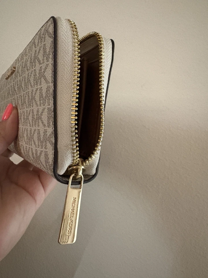 Michael Kors Continental Zip Around Travel 钱包腕带 - 象牙色和棕色  — 第 4/4 张图片