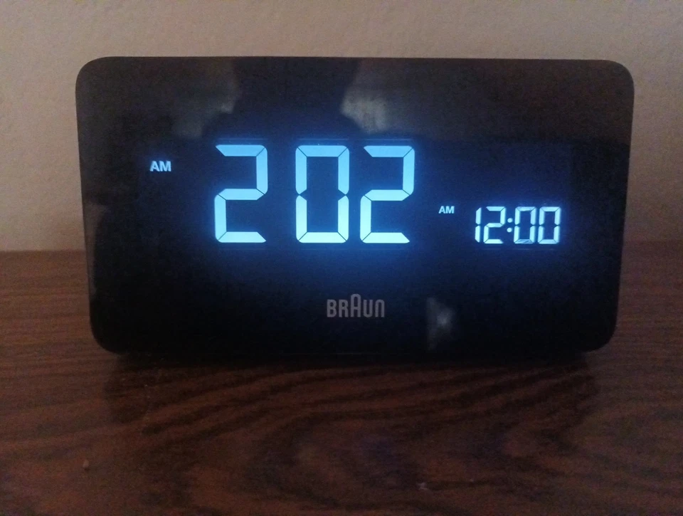 Braun Digitaler Wecker mit Bluetooth, LCD Display, 2x USB, Schwarz (gebraucht) - Bild 4 von 4