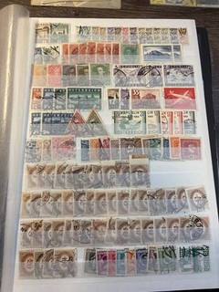 Grupo de estampillas de Austria en su mayoría usadas en 2 tarjetas de stock