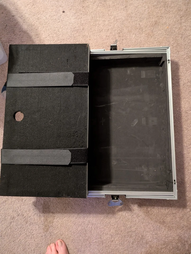 Native Instruments S4 Travel Flight Case - Missing 1 Foot - Image 2 of 3