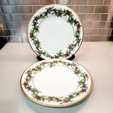 Royal Gallery The Holly and The Ivy 10.5” Dinner Plates Lot of 2