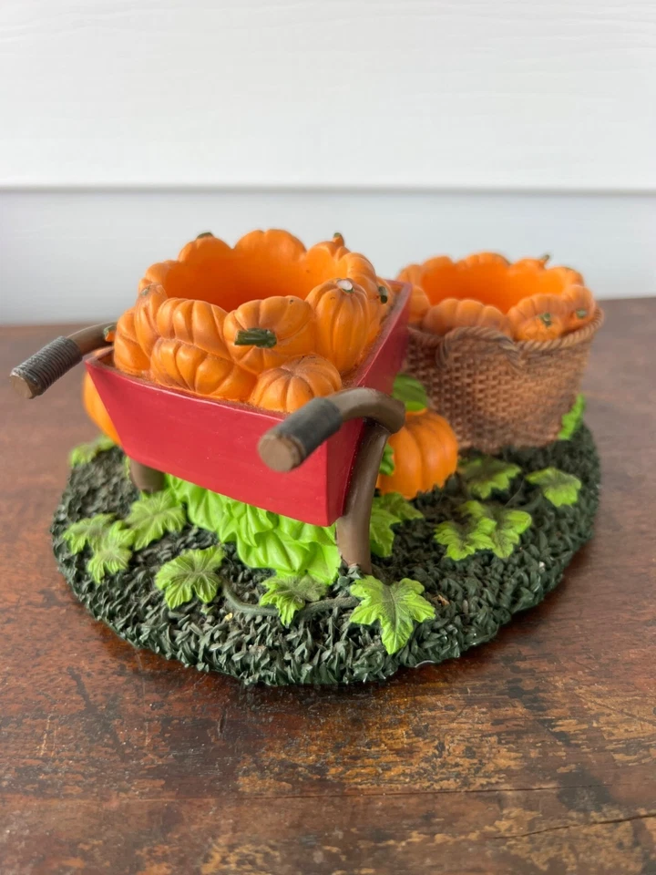 Centro de mesa con candelabro de resina con tema de calabaza con diseño de cesta y carretilla Foto 3 de 4