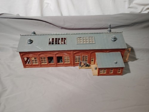 HO Scale Walthers Cornerstone Assembled Engine House Kit 933-3007 (Lights up)