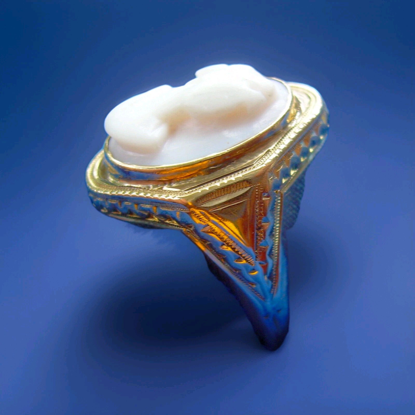 Antique Victorian Deco Ring Solid Gold Intaglio P… - image 2