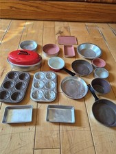 LARGE LOT OF CHILDRENS TIN BAKEWARE ROASTER WITH RED LID POTS PANS BAKING