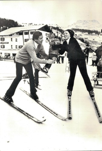 Princesa Beatriz Vacaciones de Invierno Realeza Países Bajos RPPC BP1 - Imagen 1 de 2