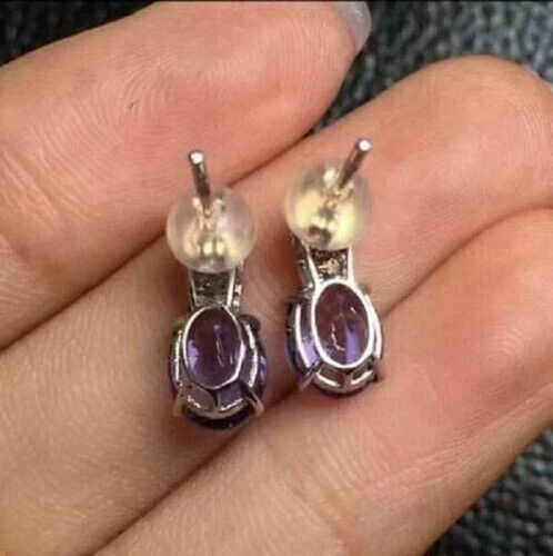 Pendiente colgante de amatista simulada de corte ovalado de 2 quilates enchapado en oro blanco de 14 quilates Foto 3 de 4