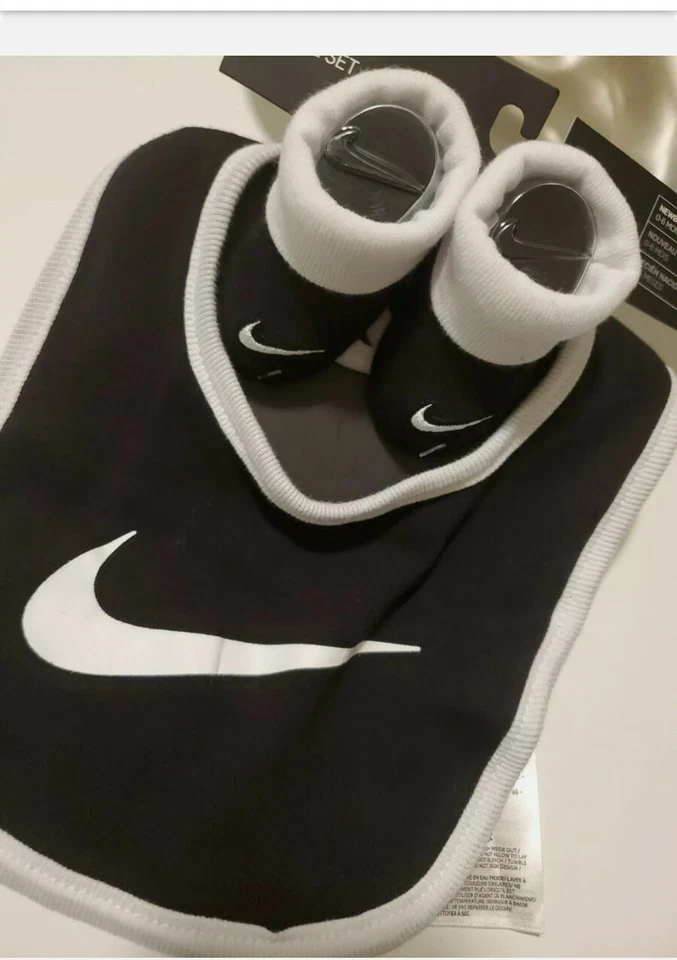 Conjunto de botines y babero para bebé Nike, talla 0-6 meses, blanco, negro, regalo de ducha S3 Foto 3 de 4