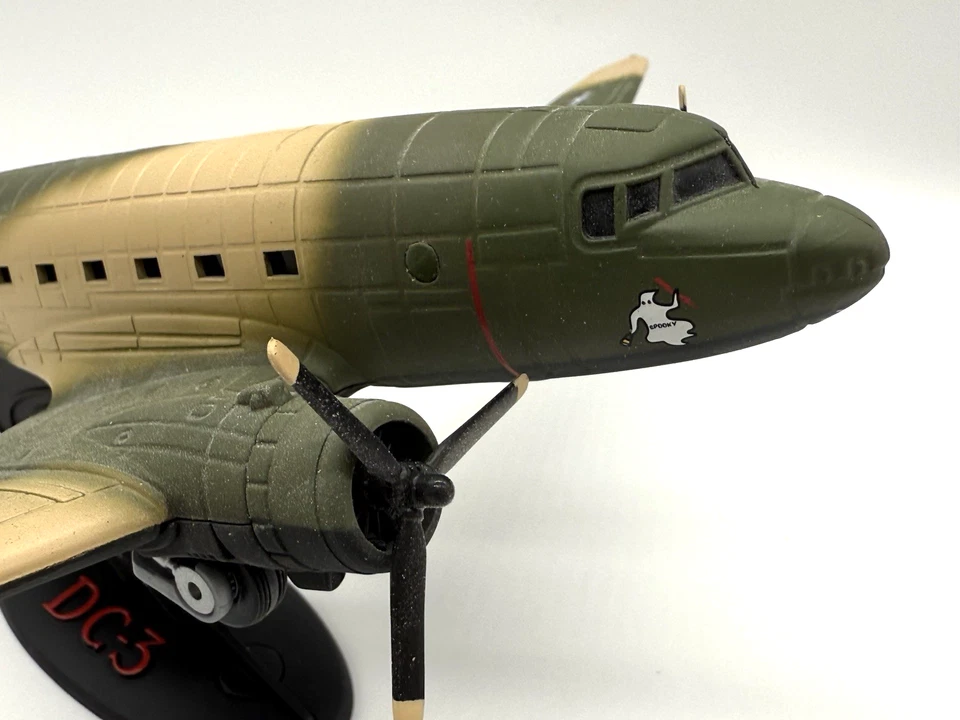 Modelo de avión fundido a presión Ertl Douglas DC-3 AC-47D "Spooky" Foto 4 de 4