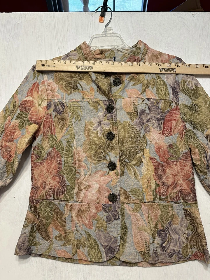 Chaqueta floral acolchada Analogy Petite para mujer talla pequeña mediana con botones delanteros Foto 3 de 4