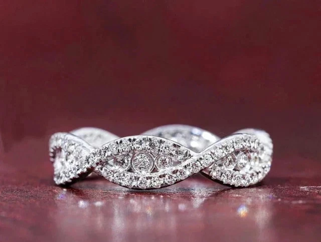 Anillo de boda redondo de eternidad de moissanita creado en laboratorio de 2 quilates de plata de ley 925 blanca Foto 4 de 4