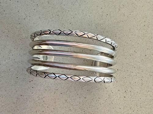 BRAZALETE HOUSE OF HARLOW 1960 GRABADO EN TONO PLATA ~ USADO EN EXCELENTE ESTADO - Imagen 2 de 10