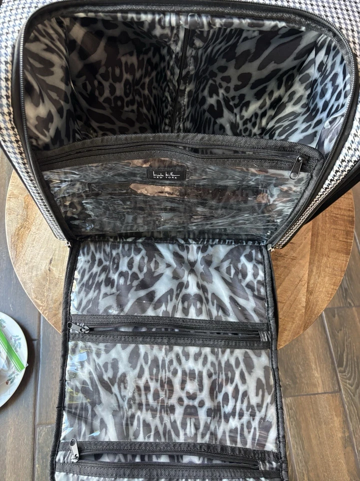 Nicole Miller 行李箱 15 英寸座下包 (Kristina 银色) — 第 3/4 张图片