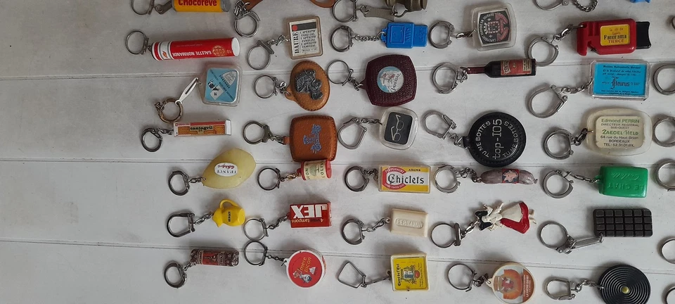 Lot porte clefs anciens années 60 alimentaire radio television banques zorro etc - Photo 2/4