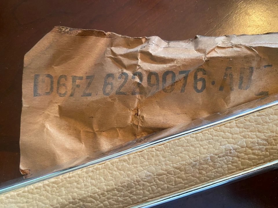 Ford Pinto 1976 guardabarros cuarto moldura moldura moldura D6FZ-6229076-AU inserto blanco nuevo de lote Foto 2 de 2