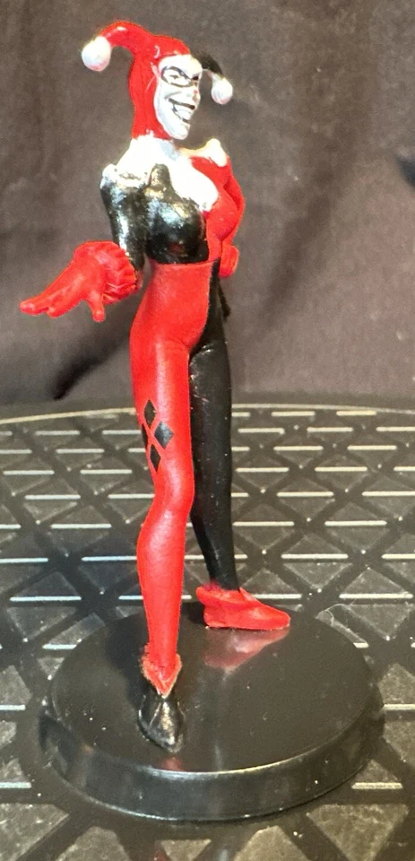 Figura de acción Harley Quinn sobre base circular monograma adorno de pastel Foto 2 de 4