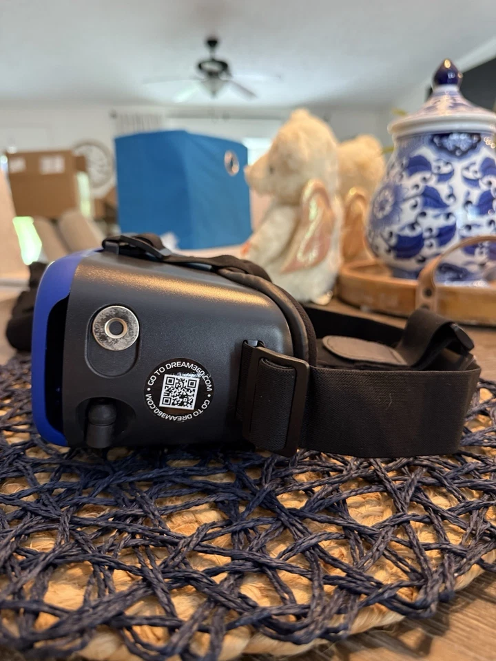 Auriculares de realidad virtual Tzumi Dream Vision Pro con auriculares retráctiles Foto 2 de 4