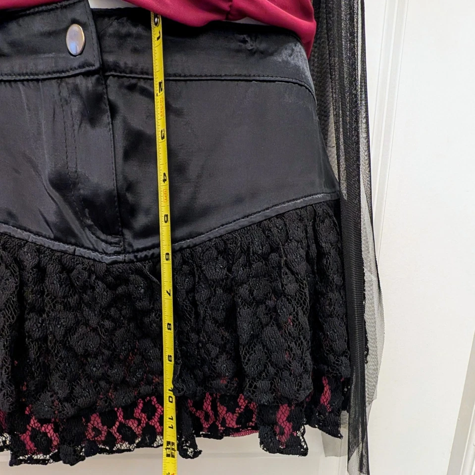Minifalda de Colección Lip Service Negra Encaje en Niveles Talla S Micro GÓTICA Y2K Rosa Emo Foto 4 de 4