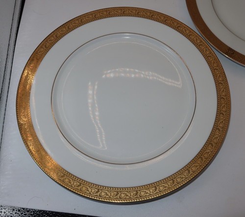 2 American Atelier 10 3/4 Inch Porcelain Plates Windsor Gold 5770 - Picture 2 of 5