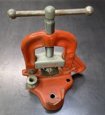 RIDGID No 22 Bench Yoke Vise 1/8" to 2-1/2" Pipe Capacity