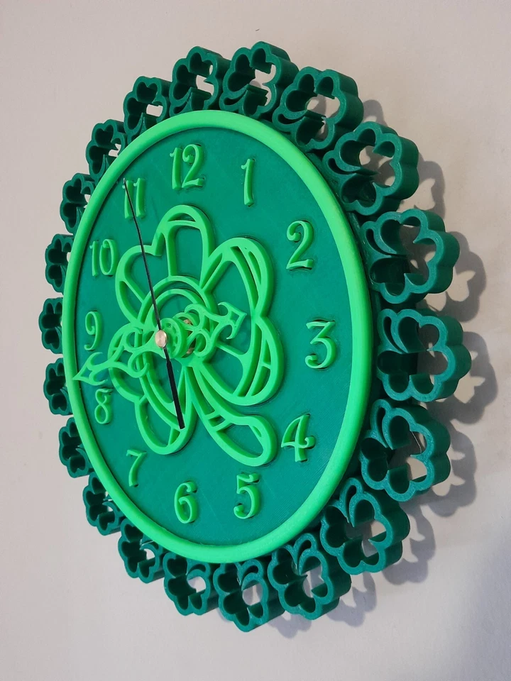 St Patrick's Day green battery operated 9 inch wall clock. - Image 2 of 2