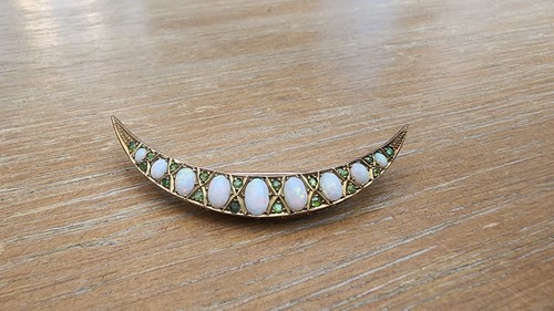 Eine spätviktorianische Opal und Demantoid Granat Halbmond Brosche