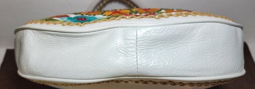 BOLSO VAGABUNDO ISABELLA FIORE SAKS SIGNO DE PAZ PIPER BORDADO CUERO NUEVO SIN ETIQUETAS $695 - Imagen 15 de 20