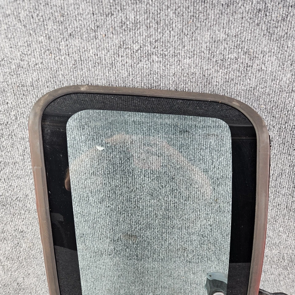 Camión Nissan 86-97 carrocería rígida D21 ventilación trasera cuarto ventana lado del conductor izquierdo Foto 4 de 4