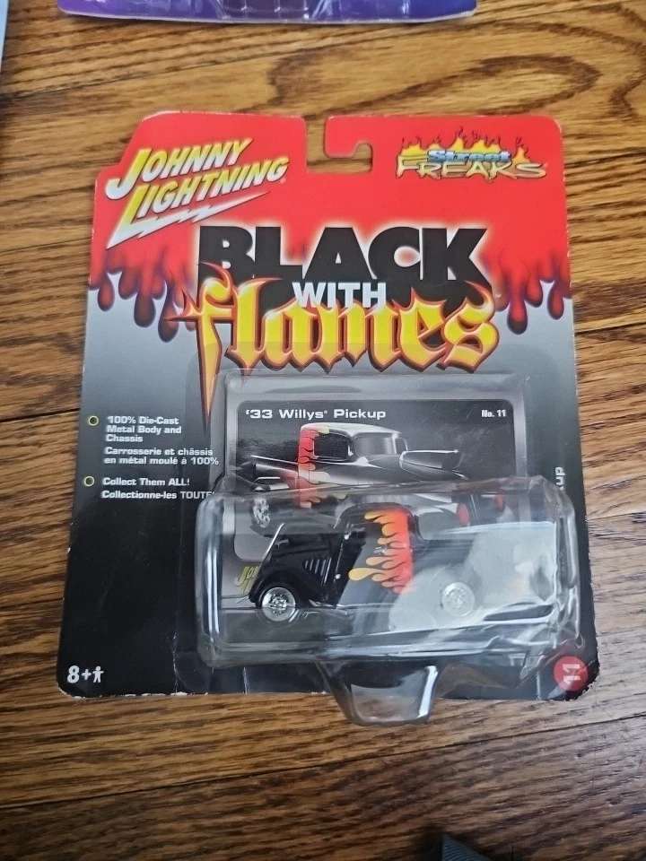Modellino Johnny Lightning 1:64 - 1941 Willys Gasser Pickup Versione Annerita, Colore Nero/rosso
