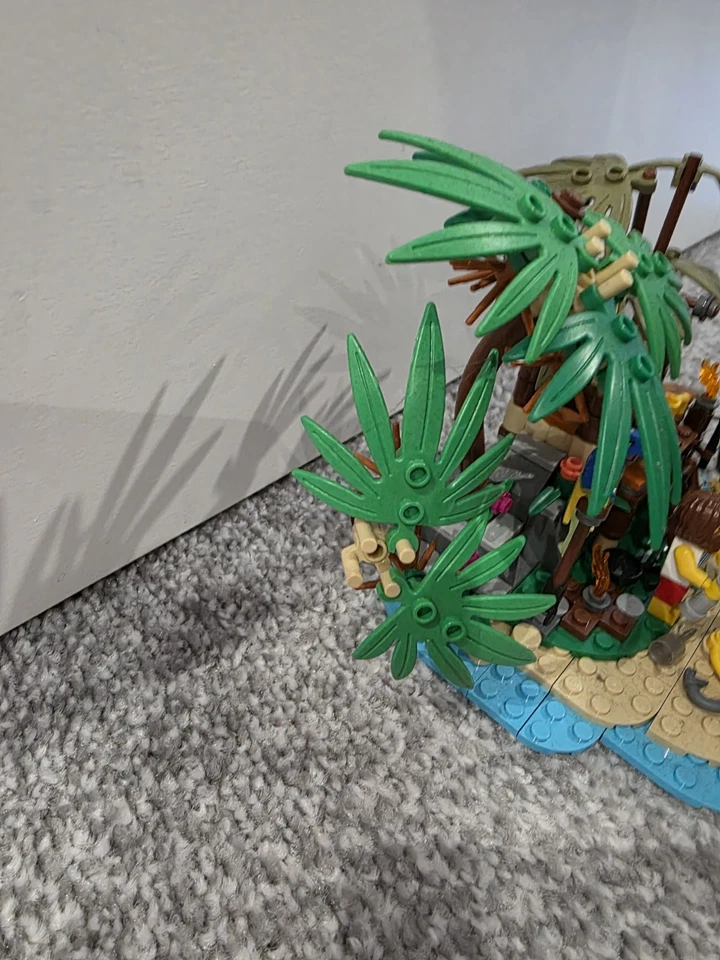 LEGO Ideas 40566 Ray the Castaway, photo 4 of 4