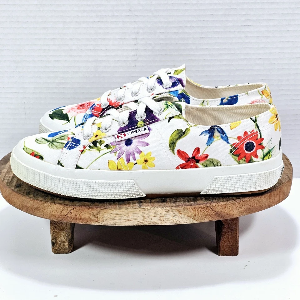 Tênis esportivo Superga feminino tamanho 7,5 W LoveShackFancy branco floral - Imagem 4 de 4