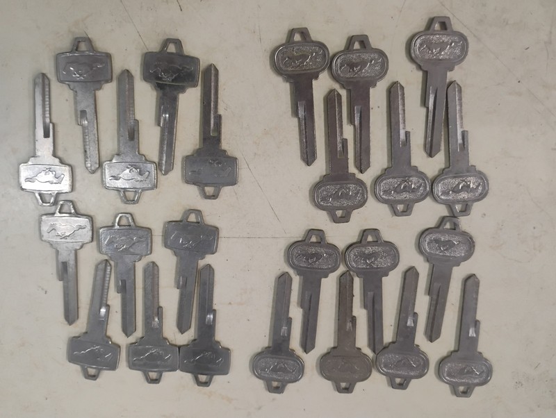 Lot Of 24 Mustang Key Blanks 60s Vintage Nos