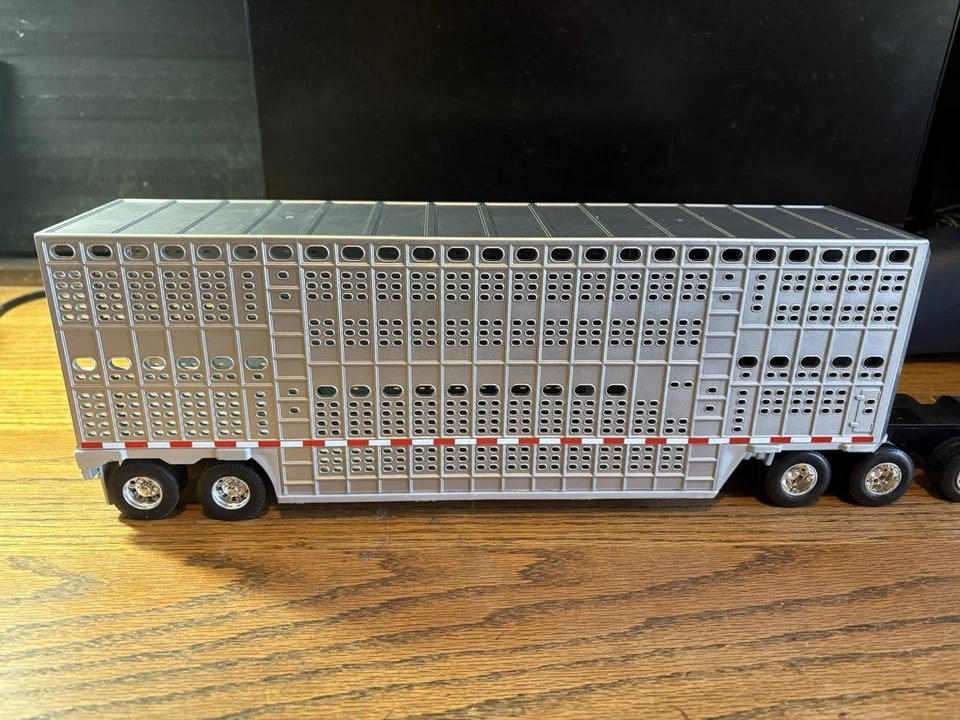 ERTL 1/32 Freightliner 122SD semicabina con remolque de ganado usado buen limpio Foto 3 de 4