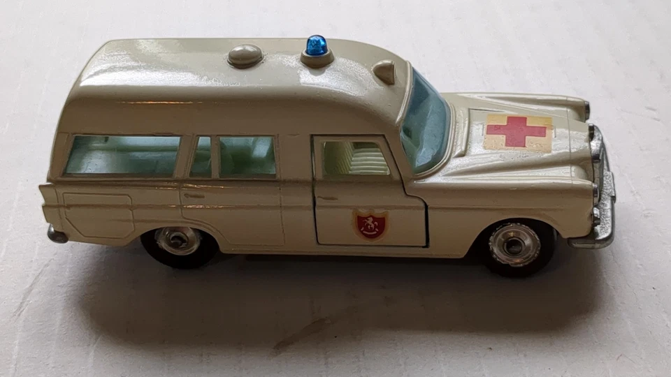 1968 Lesney Matchbox King Size Mercedes Benz Binz Ambulance W/Stretcher - Image 3 of 4
