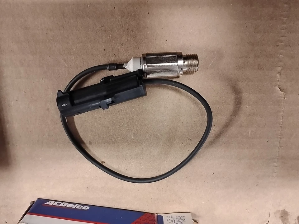 N.O.S. Interruptor sensor temperatura Chevrolet Corvette EGR 1986-1989 C4 GM 14087415 Foto 3 de 3