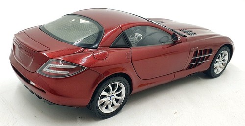 CMC 1/18 Scale Diecast DC221124E - Mercedes-Benz SLR McLaren - Red - Picture 3 of 5
