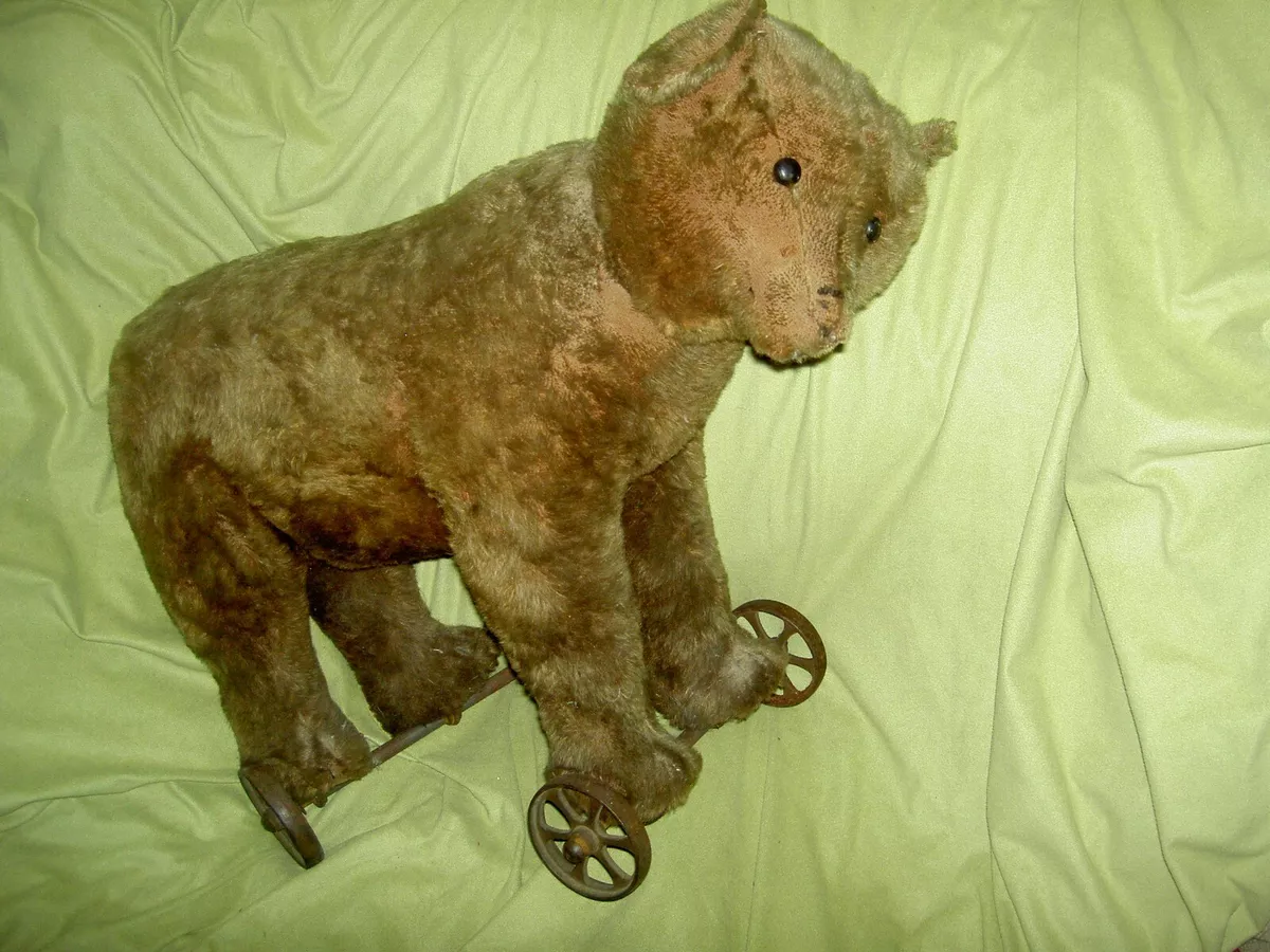 Vintage steiff bear on wheels hotsell