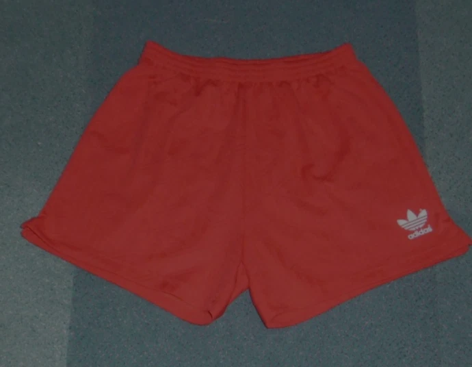 BEAU SHORT ADIDAS ROUGE TAILLE 40 EN TRES BON ETAT - Photo 1/3
