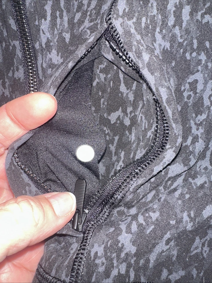 Jaqueta Lululemon Define com Capuz Tamanho 8 Grafite Cinza Leopardo Estampa Acampamento Nulu Excelente Estado Usado - Imagem 4 de 4