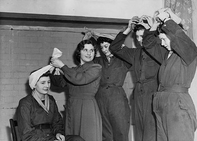 Bandeaux Women workers of the Royal Ordnance Factory receive a les- Old Photo