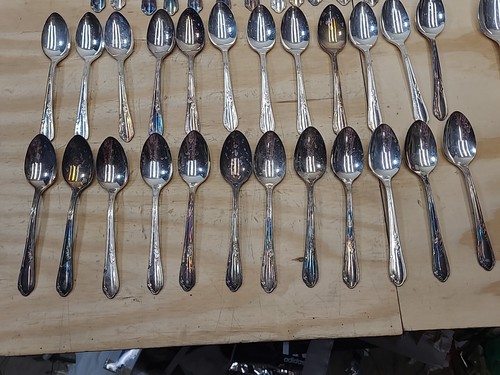 William A. Roger’s AI Plus Oneida LYD. 60 Pc Stainless Service Set - Picture 9 of 22